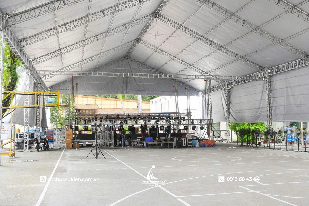 Đội ngũ kỹ thuật PHG đang tiến hành thi công lắp dựng khung nhà bạt sự kiện ngoài trời