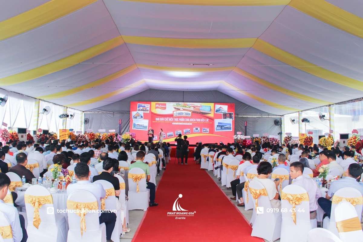 Nhà bạt di động cho sự kiện doanh nghiệp với không gian kín, hệ thống quạt, máy lạnh, sân khấu và ghế ngồi cho khách mời