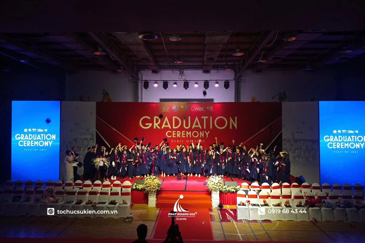 Các tân cử nhân cùng tung nón tốt nghiệp trong không khí hân hoan, lưu giữ khoảnh khắc đáng nhớ của ngày lễ tốt nghiệp