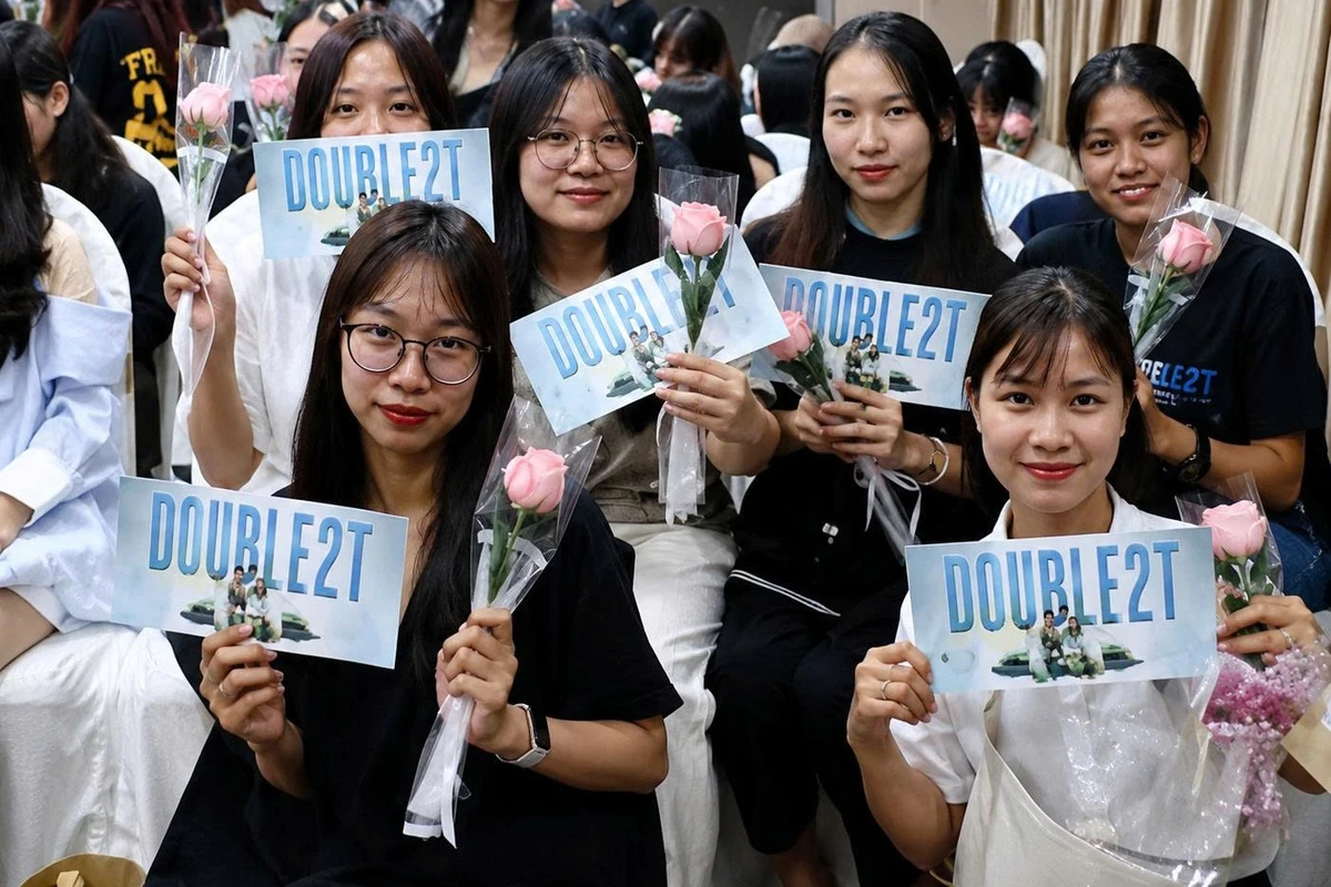 Người hâm mộ cầm banner cổ vũ nghệ sĩ tại buổi off fan với không khí sôi động và hào hứng trong khán phòng sự kiện