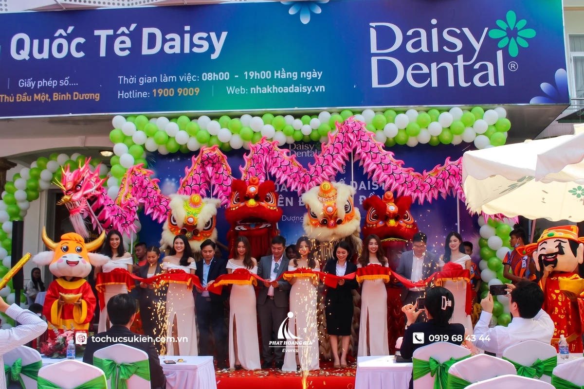 Lễ grand opening với nghi thức cắt băng khánh thành do Phát Hoàng Gia thực hiện