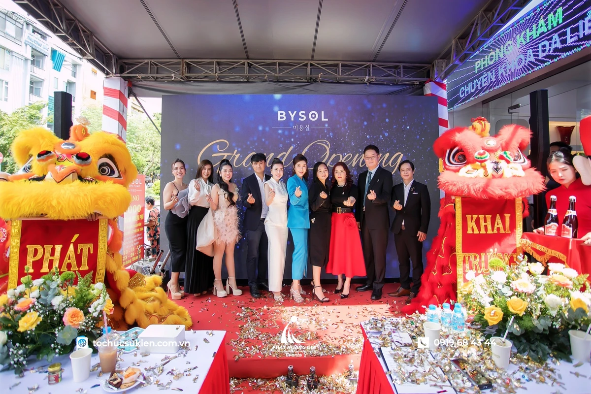 Opening là gì - lễ grand opening cửa hàng với cổng, khách mời và nghi thức cắt băng tại TP.HCM do Phát Hoàng Gia tổ chức
