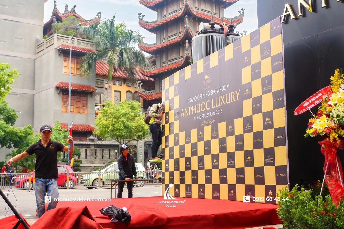 Nhân sự Phát Hoàng Gia đang thi công backdrop chuẩn bj cho sự kiện grand opening