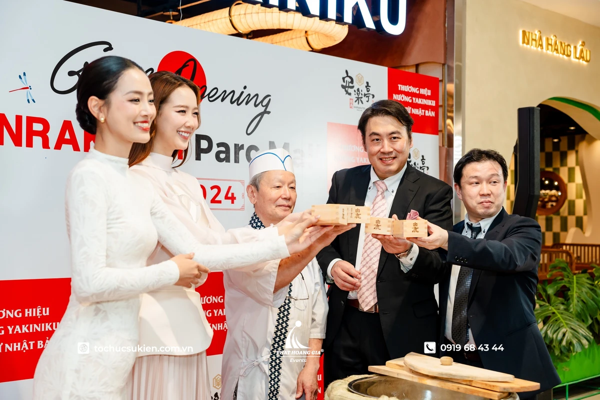 Các khách mời tham dự và thưởng thức tiệc trong không gian lễ khai trương được tổ chức chuyên nghiệp.
