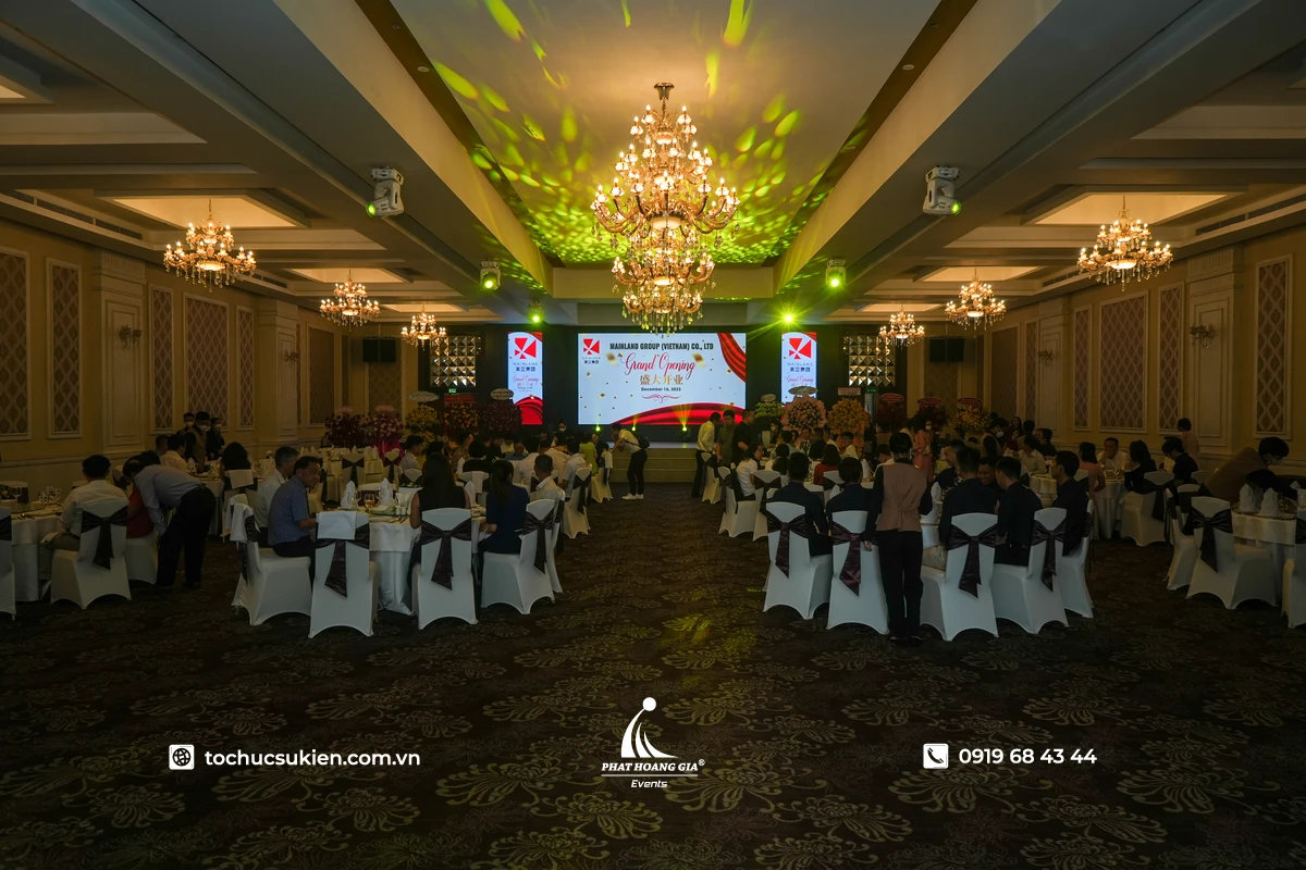 Tiệc grand opening được tổ chức chuyên nghiệp tại trung tâm hội nghị sang trọng