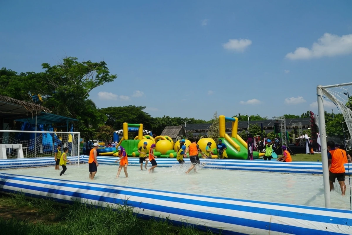 Không khí vui chơi bóng nước đầy năng lượng của tập thể nhân viên trong ngày outing