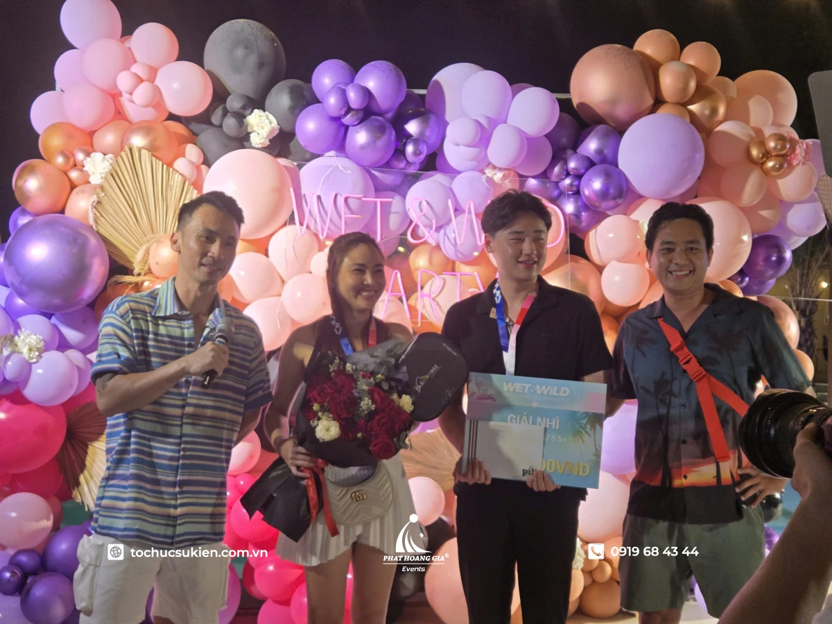 Đại diện ban tổ chức tiến hành trao thưởng cho các thành viên xuất sắc trong ngày hội outing