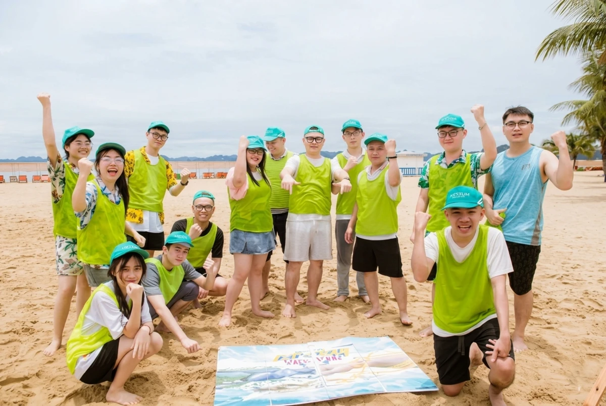 Tập thể nhân viên chụp ảnh kỷ niệm và tìm hiểu hoạt động outing là gì