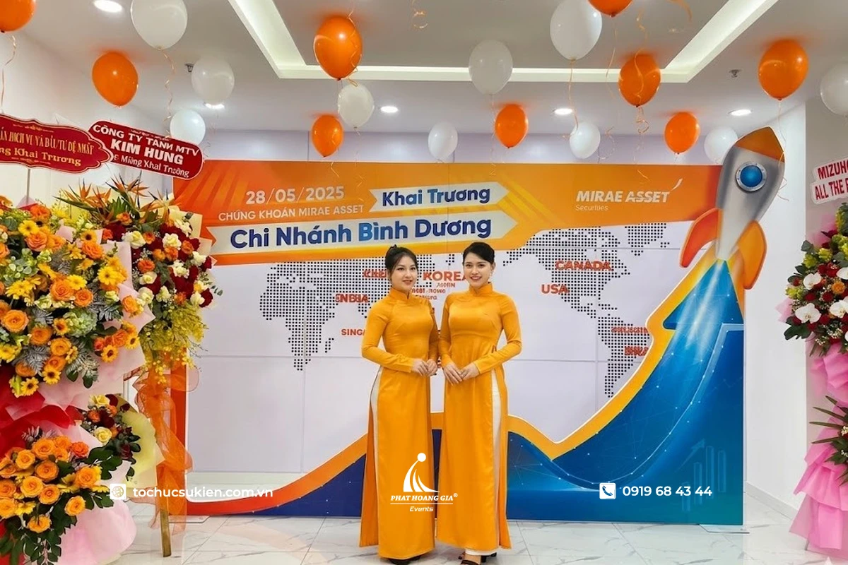 Đội ngũ PG sở hữu chiều cao đồng đều, diện áo dài truyền thống theo tone thương hiệu doanh nghiệp tại sự kiện