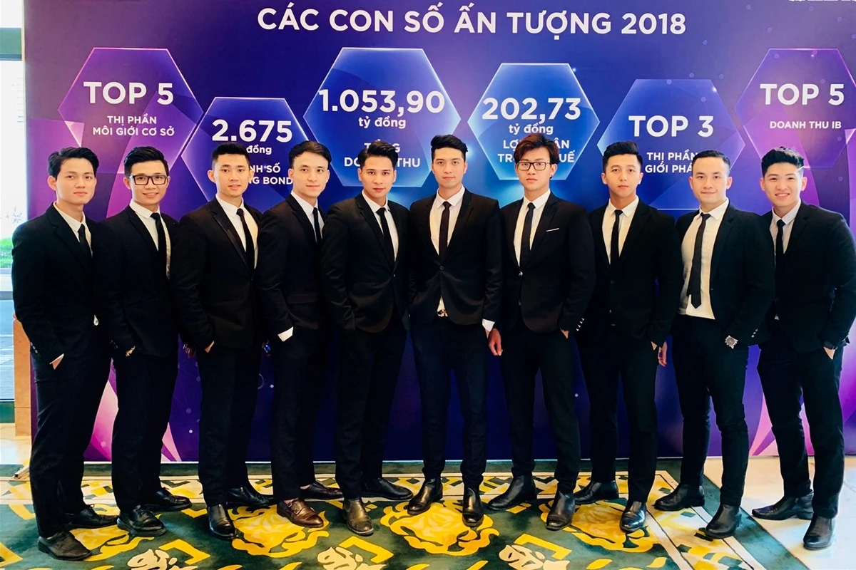 Đội ngũ PB mặc vest chỉn chu tại sự kiện ra mắt sản phẩm, hỗ trợ đón khách và hướng dẫn khu vực chương trình