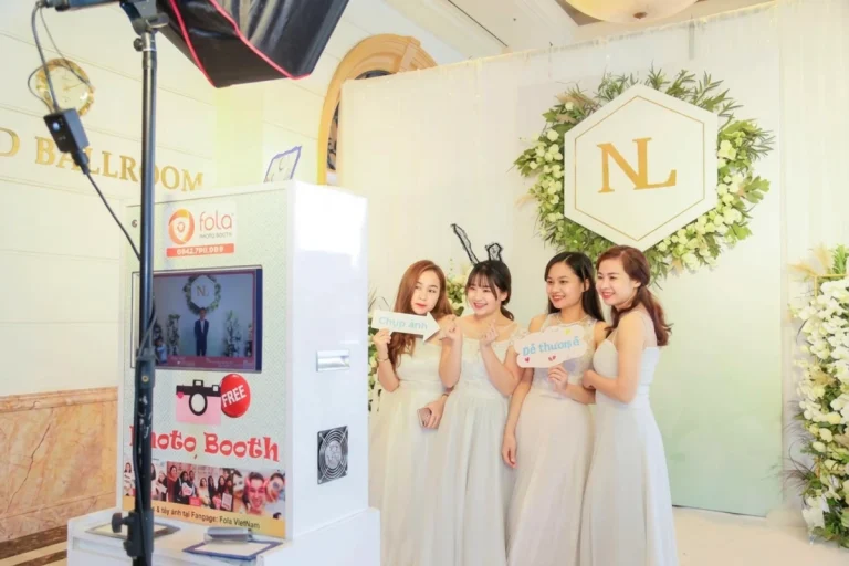 Photo booth là gì? Phân loại, quy trình và chi phí thi công