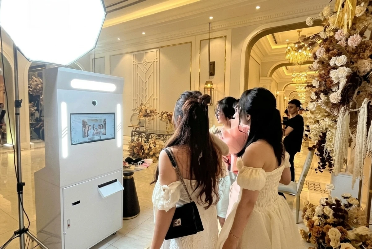 Khách mời trải nghiệm dịch vụ photo booth nhằm lưu giữ những khoảnh khắc đẹp ngay tại sảnh tiệc.