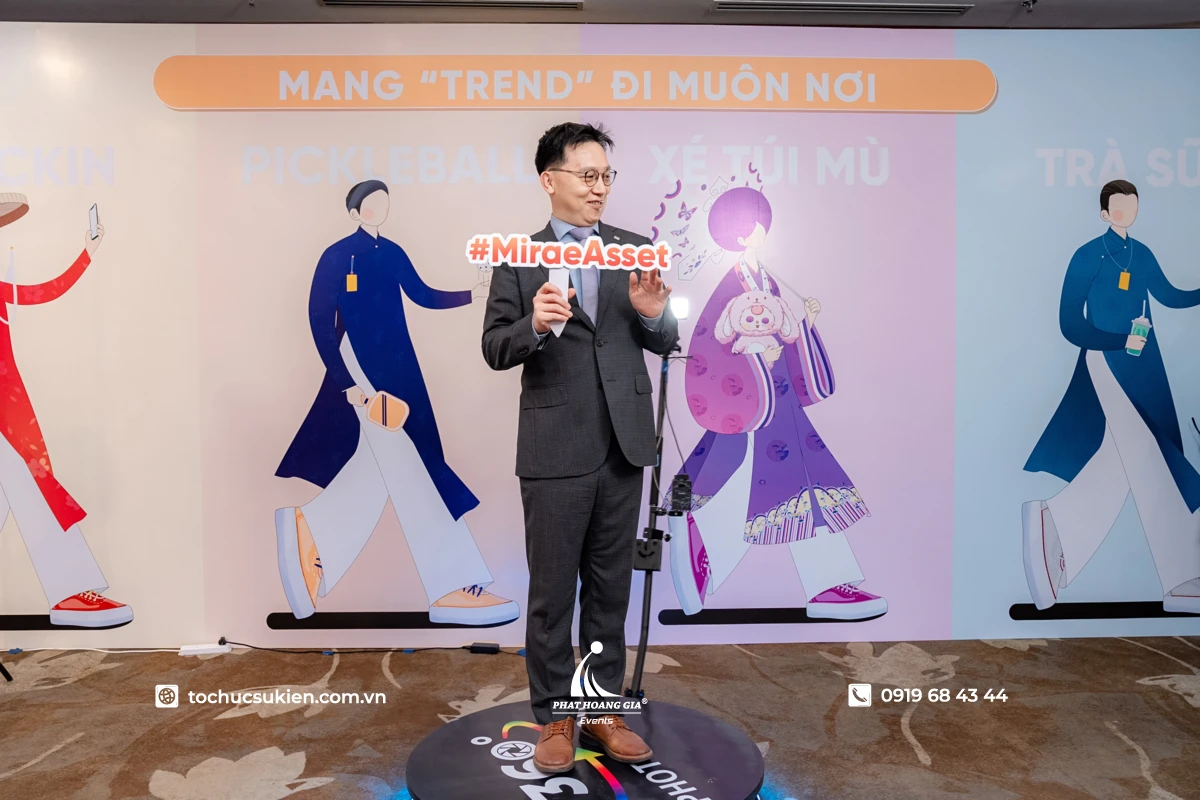 Khách mời đứng trải nghiệm quay video tại khu vực photo booth 360 độ tại sự kiện