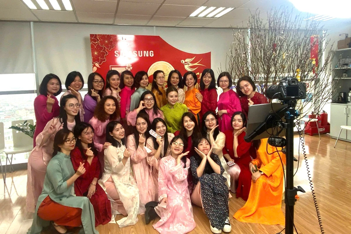Sự kiên tiệc tân niên tại doanh nghiệp trang bí khu vực chụp ảnh photobooth lưu giữ khoảnh khắc