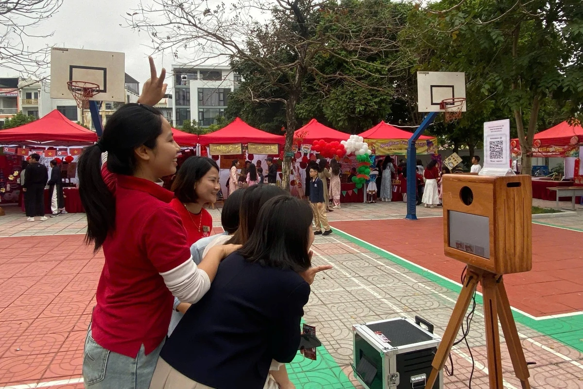 Photobooth được bố trí tại khu vực ngoài trời của sự kiện năm mới, thu hút đông đảo khách tham dự dừng chân chụp ảnh và lưu giữ những khoảnh khắc đáng nhớ