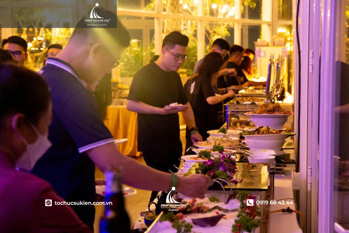 Quầy ẩm thực buffet đa dạng được chuẩn bị chu đáo để tiếp đãi khách mời tham gia pool party