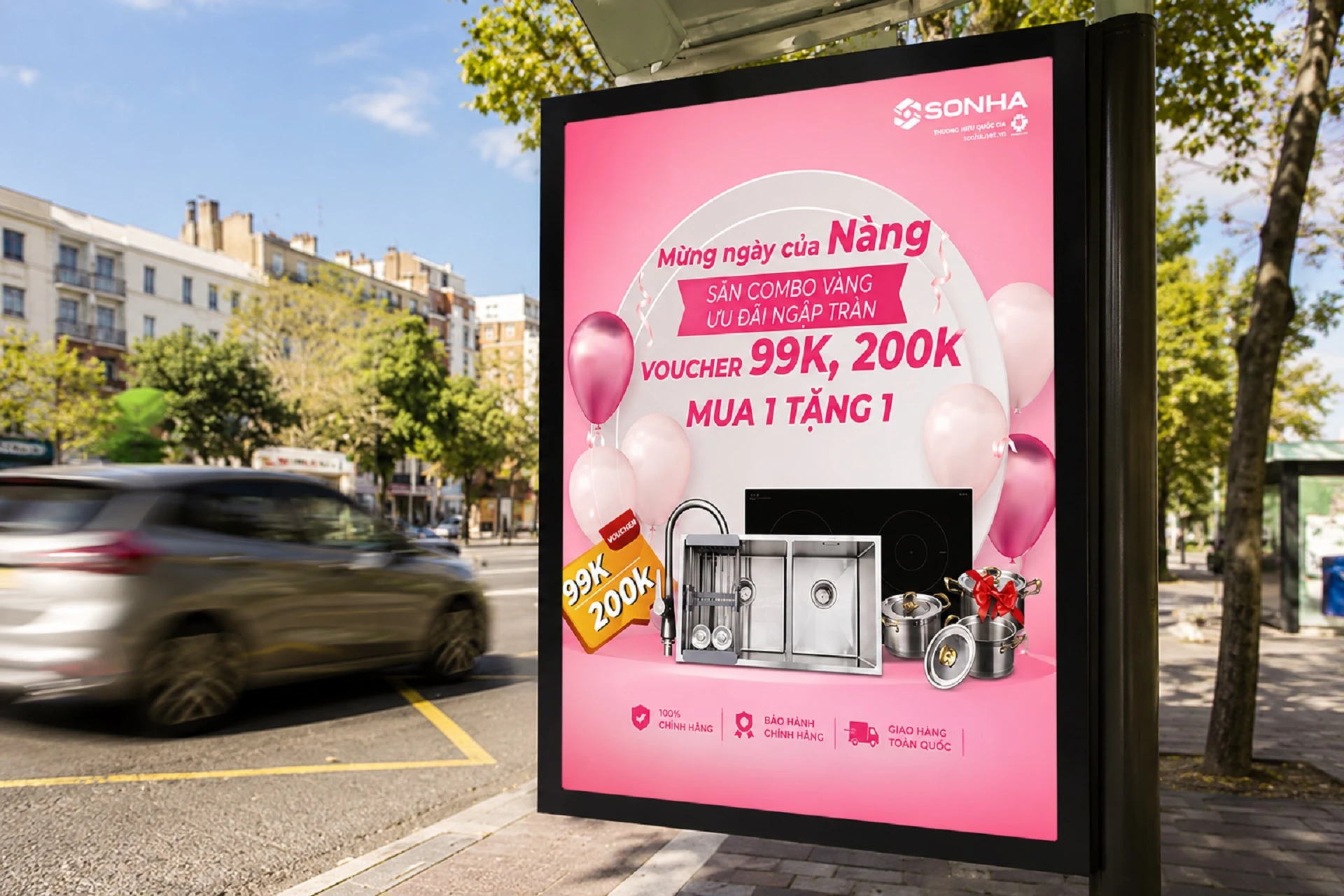 Poster khuyến mãi combo sản phẩm được trưng bày trên bảng quảng cáo ngoài trời