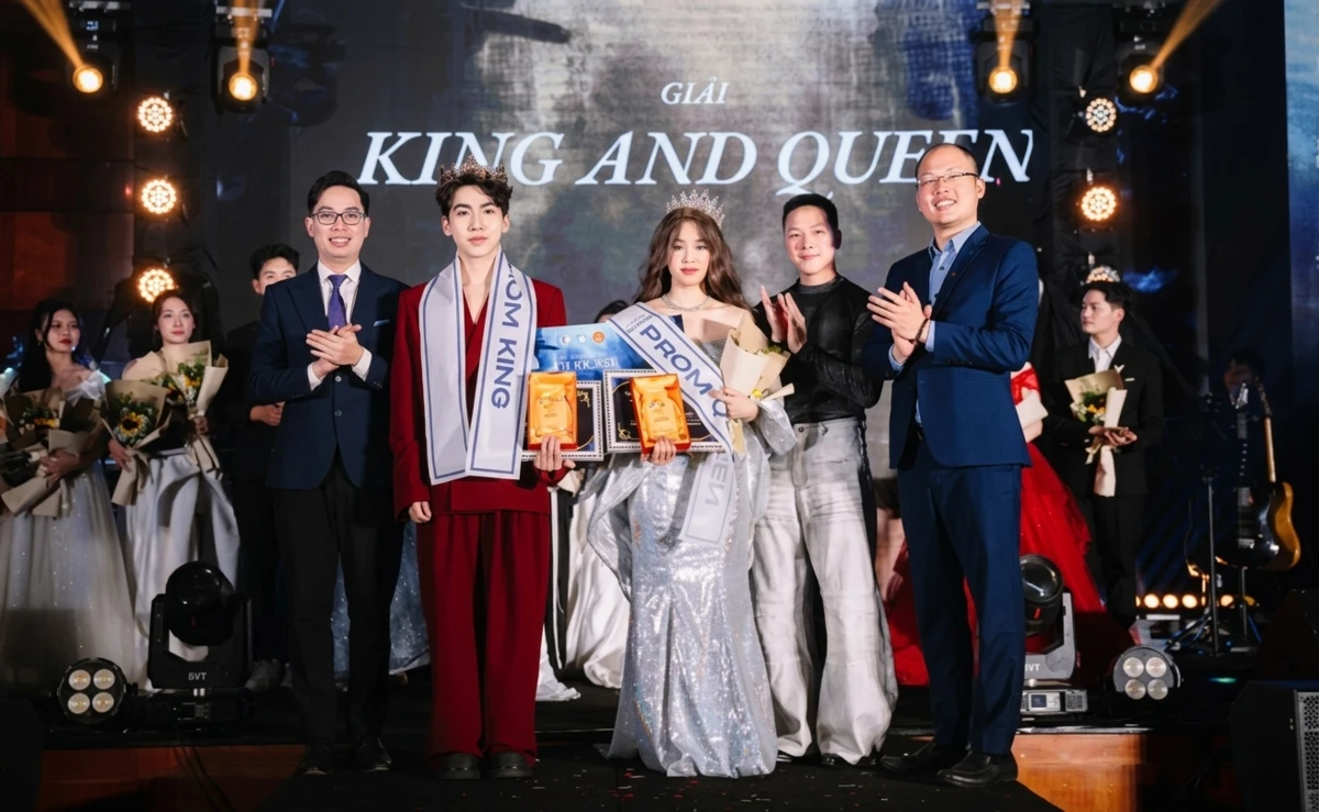 Tìm hiểu prom là gì qua khoảnh khắc vinh danh King and Queen rạng rỡ trên sân khấu tiệc cuối năm sang trọng.