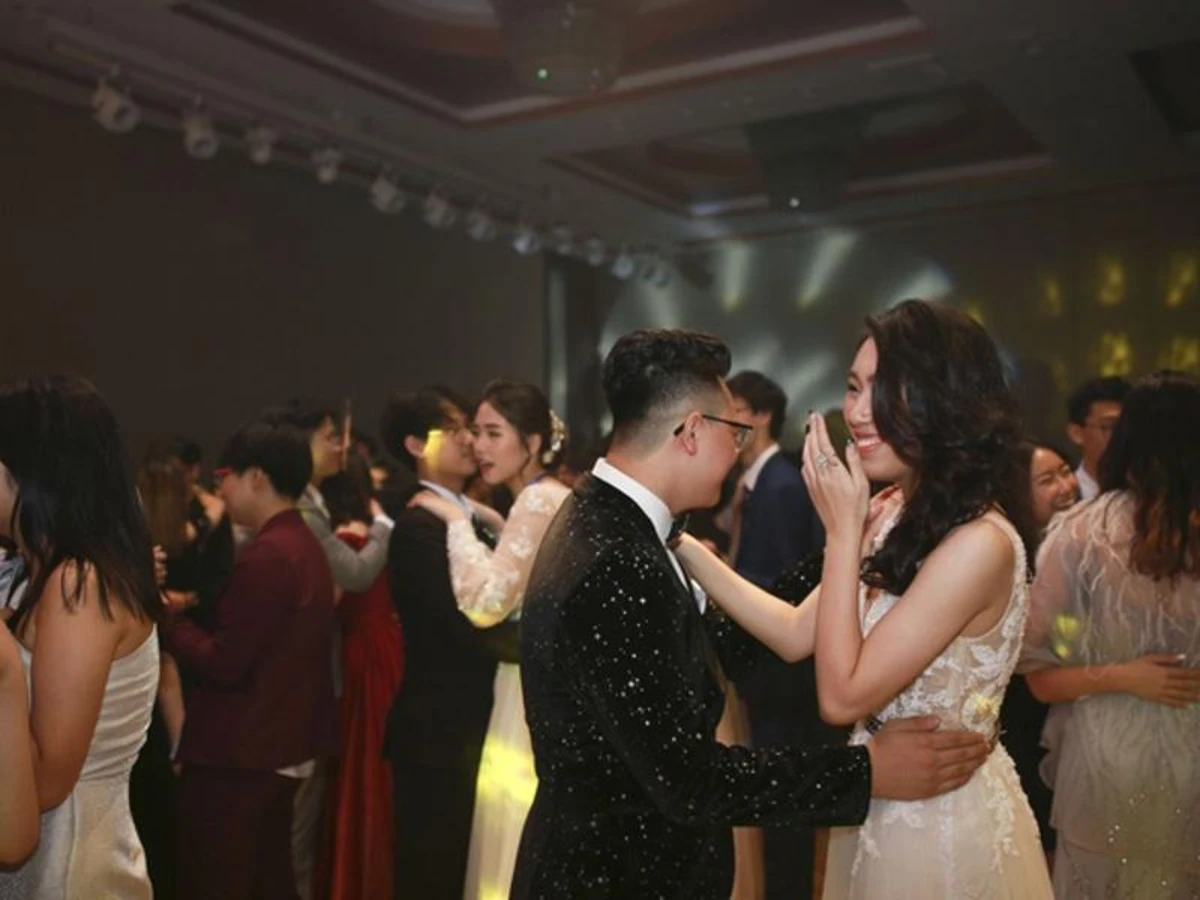 Giải đáp prom là gì qua khoảnh khắc các cặp đôi khiêu vũ lãng mạn trong đêm tiệc ấm cúng.