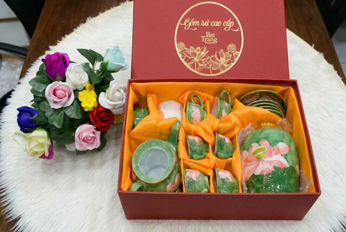 Quà khai trương bộ gốm sứ Bát Tràng họa tiết hoa sen hồng đựng trong hộp đỏ lót lụa sang trọng