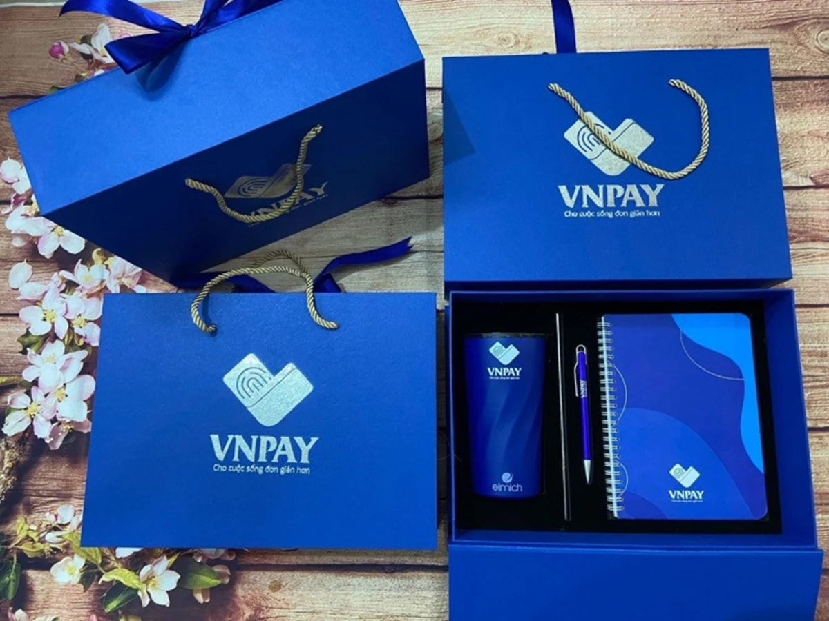 Hình ảnh thiết kế quà tặng khai trương cho khách mời tham dự sự kiện với tone xanh dương đặc trưng của thương hiệu.