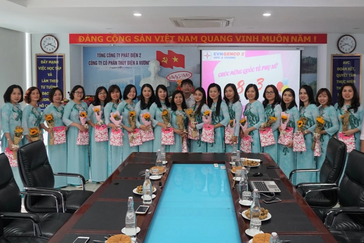 Hoạt động trao quà cho nhân viên nữ trong chương trình kỷ niệm Ngày Quốc tế Phụ nữ tại doanh nghiệp