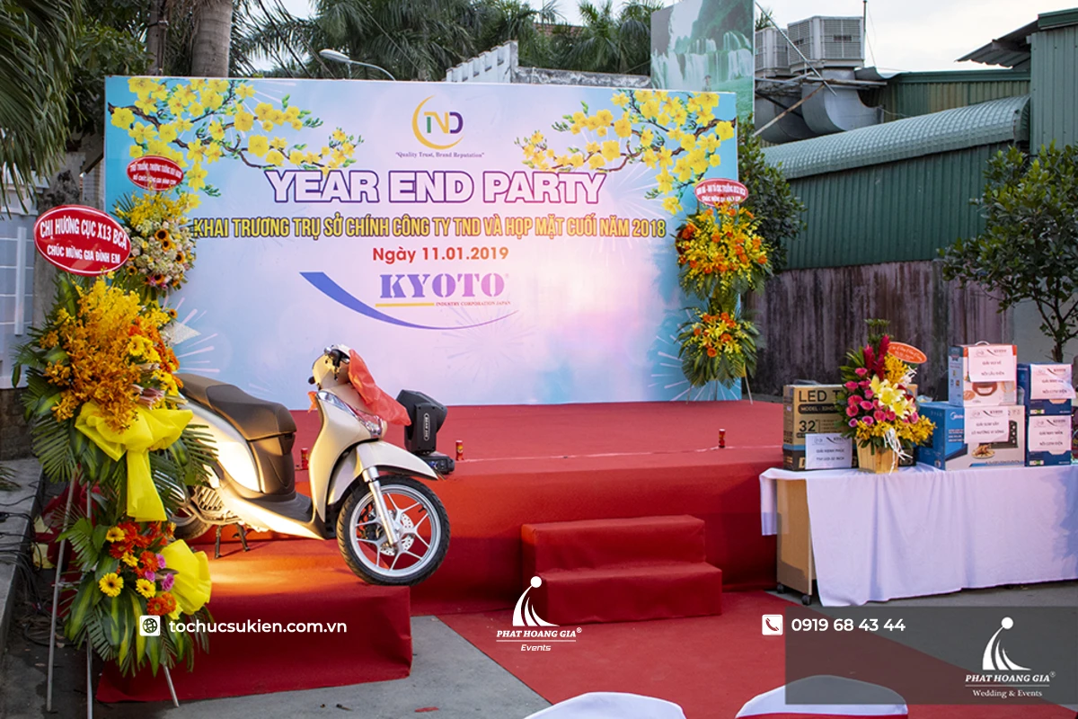 Hệ thống quà bốc thăm trúng thưởng tất niên được trưng bày cạnh sân khấu sự kiện