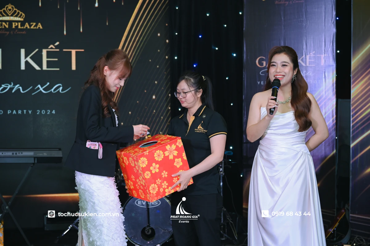 Hoạt động bốc thăm trúng thưởng tất niên đầy kịch tính dưới sự dẫn dắt duyên dáng của MC trên sân khấu