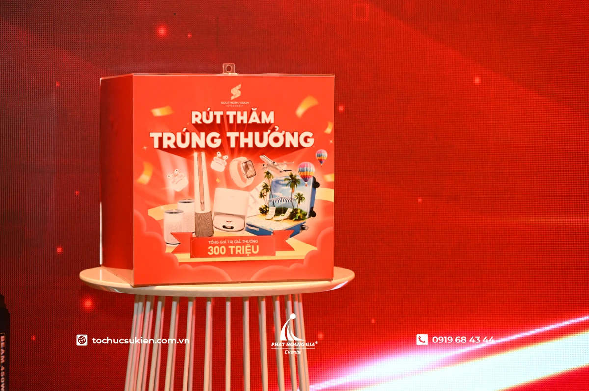 Cận cảnh thùng rút thăm trúng thưởng màu đỏ cho sự kiện tất niên