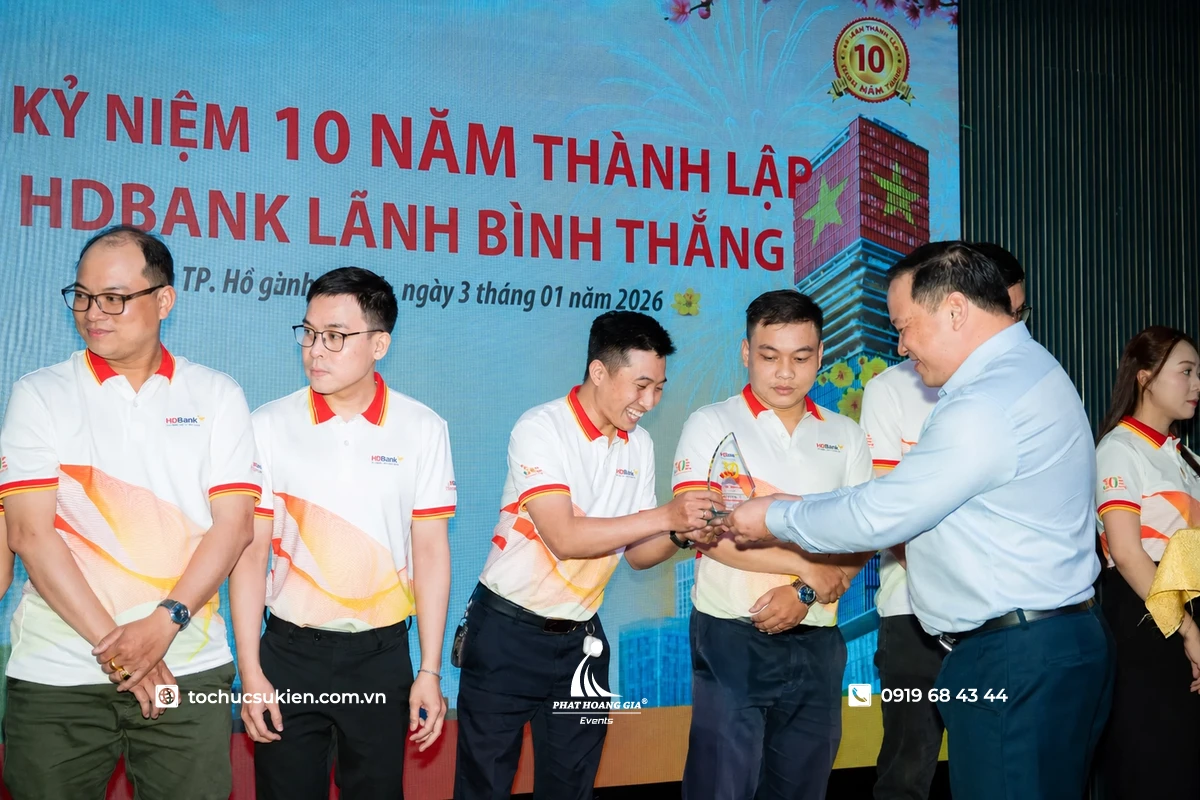 Khoảnh khắc lãnh đạo doanh nghiệp trao kỷ niệm chương cho nhân viên gắn bó lâu năm trong lễ kỷ niệm thành lập công ty