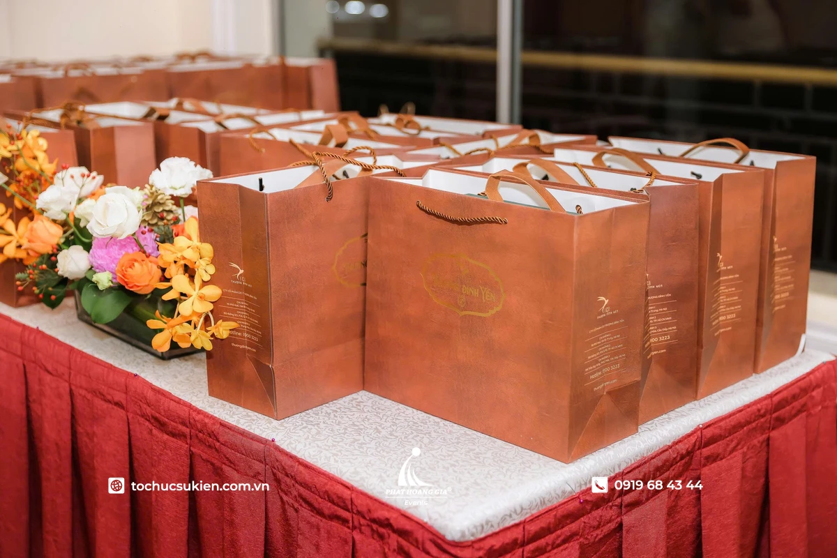 Bộ quà tặng kỷ niệm yến sào cao cấp được trưng bày tại sự kiện dành cho khách VIP và đối tác doanh nghiệp