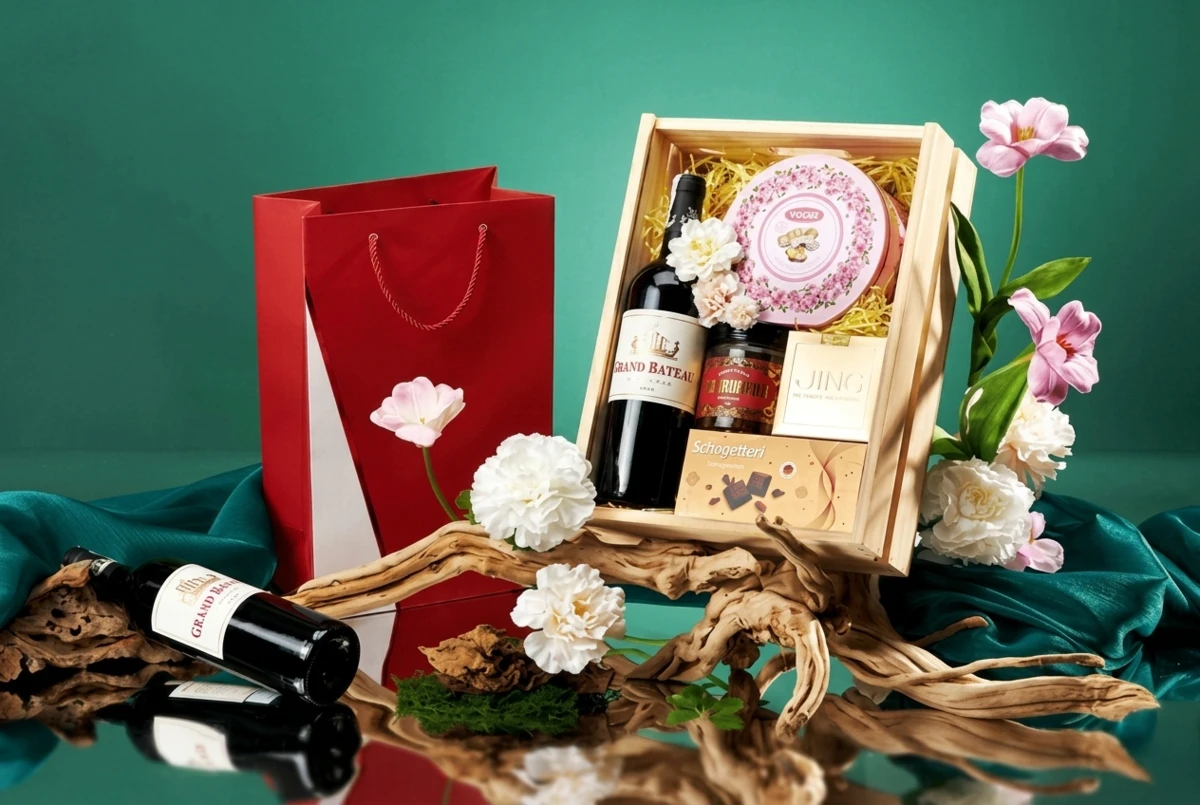 Giỏ quà tất niên thượng hạng với sắc đỏ may mắn làm quà tặng tri ân đối tác VIP cuối năm
