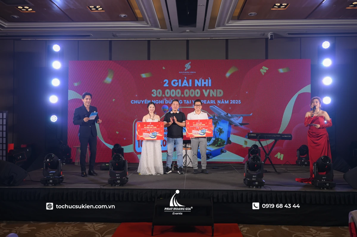 Trao quà tất niên chuyến nghỉ dưỡng Vinpearl trị giá ba mươi triệu đồng cho nhân viên trong phần bốc thăm