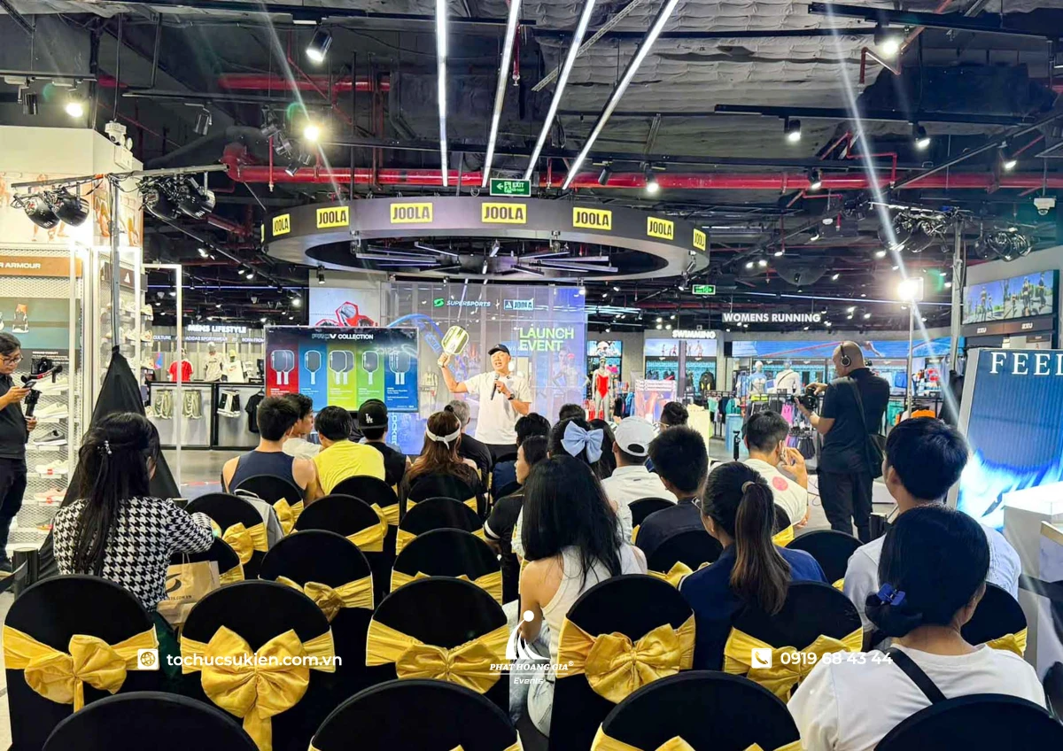Buổi lễ ra mắt sản phẩm mới OPPO Find N2 Flip với thiết kế màn hình gập ấn tượng đến người dùng.