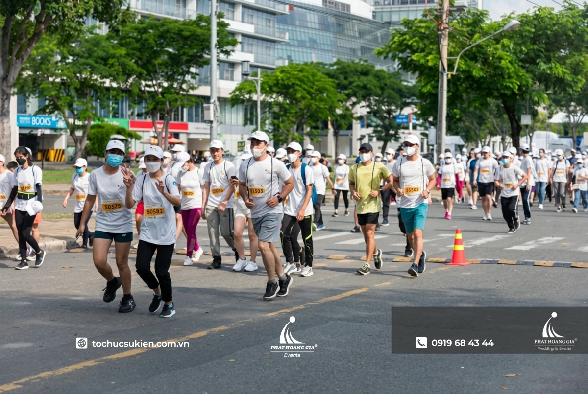 Nhóm runner mang số BIB dán trước bụng cùng nhau tham gia giải chạy