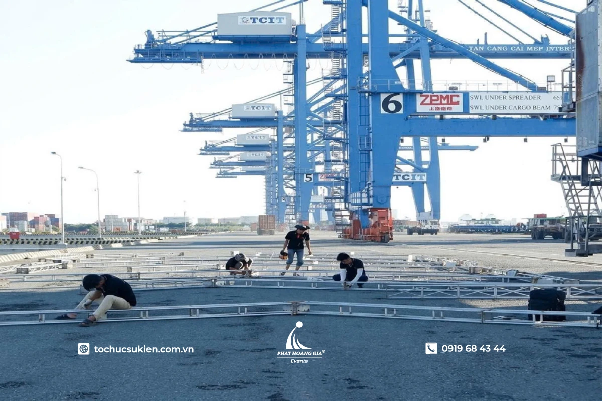 Đội ngũ kỹ thuật PHG đang tất bật dựng khung rạp sự kiện ngoài trời