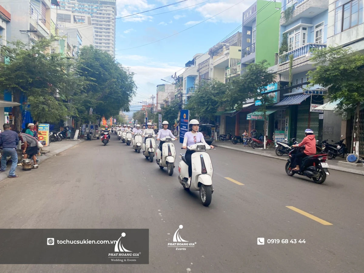 Đội hình xe máy chạy diễu hành qua các con đường để quảng bá
