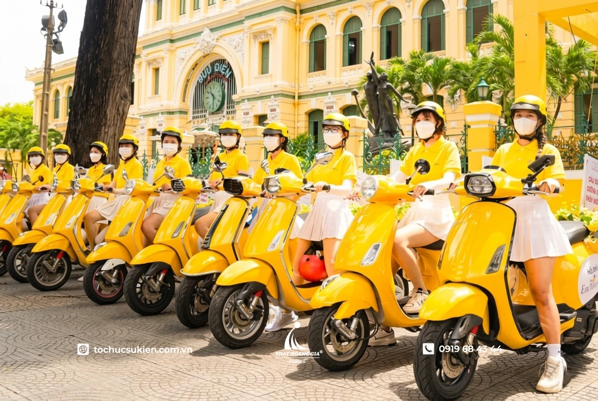Hàng xe máy màu vàng nổi bật xếp hàng dài trên vỉa hè quảng bá cho thương hiệu Enchanteur