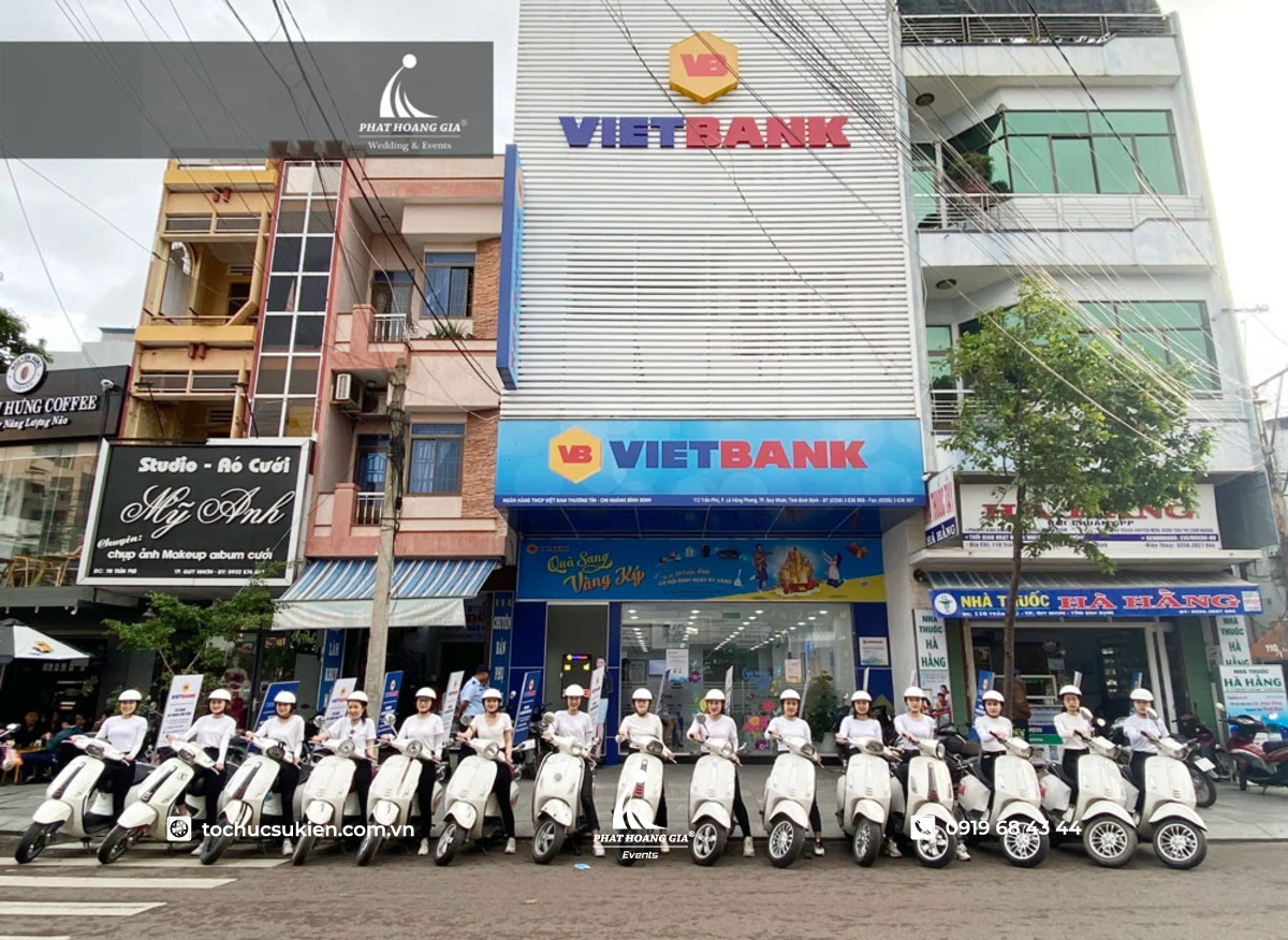 Dàn nhân sự mặc đồng phục trắng xếp hàng ngang quảng bá chiến dịch roadshow VietBank