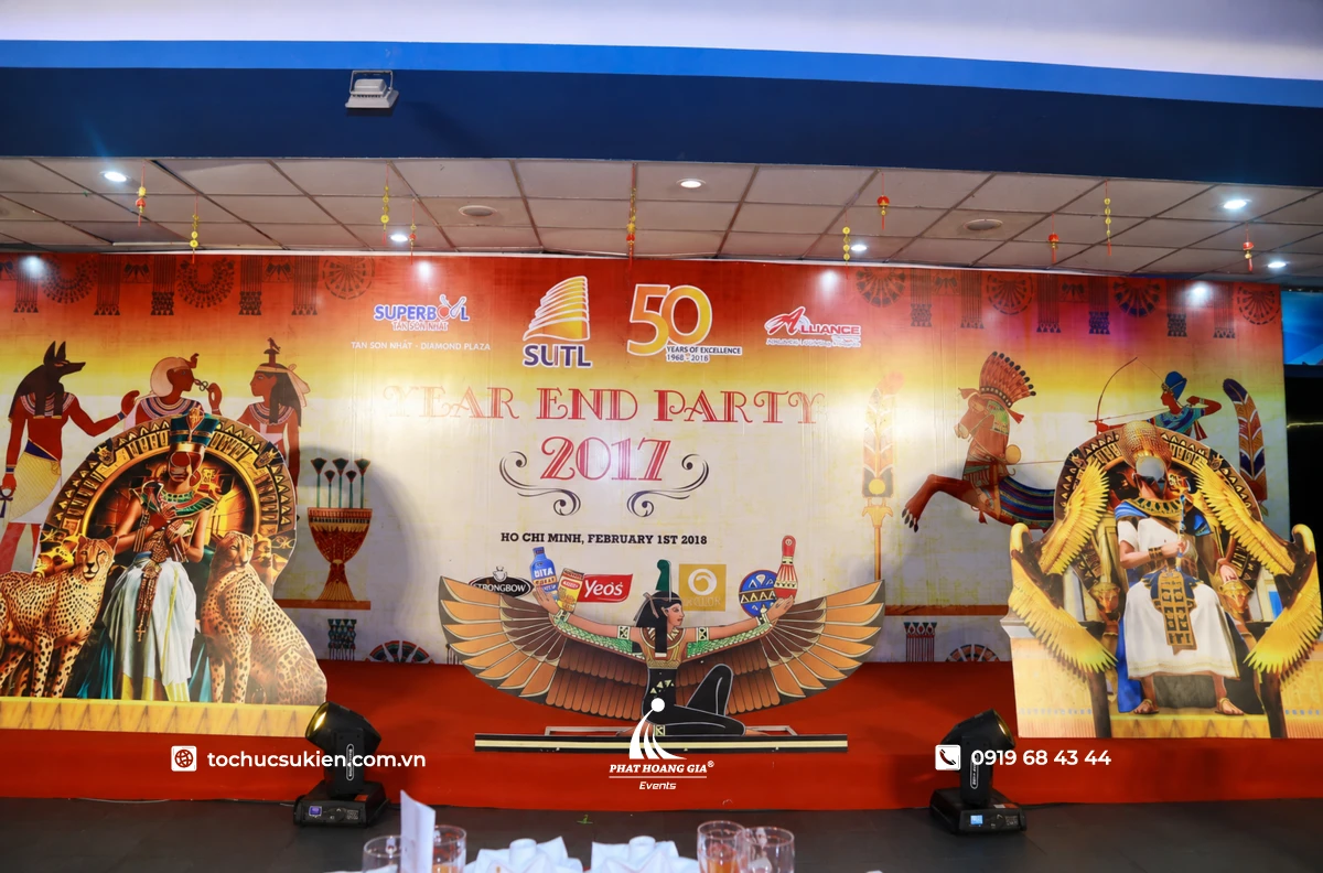 Thiết kế sân khấu year end party mang đậm phong cách ai cập cổ đại với mô hình nhân vật ấn tượng cho đêm tiệc doanh nghiệp.