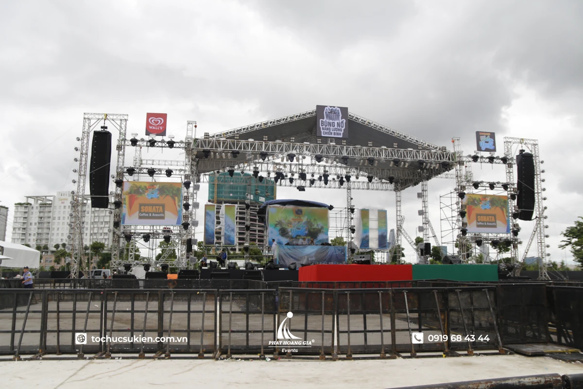 Không gian thiết kế sân khấu ca nhạc ngoài trời trang bị hệ thống loa line array và màn hình led lớn.