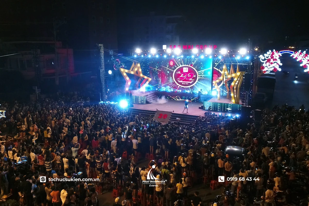 Sàn sân khấu quy mô lớn tại sự kiện âm nhạc được đầu tư hệ thống ánh sáng, màn hình LED và khu vực trình diễn chuyên nghiệp, thu hút đông đảo khách tham dự