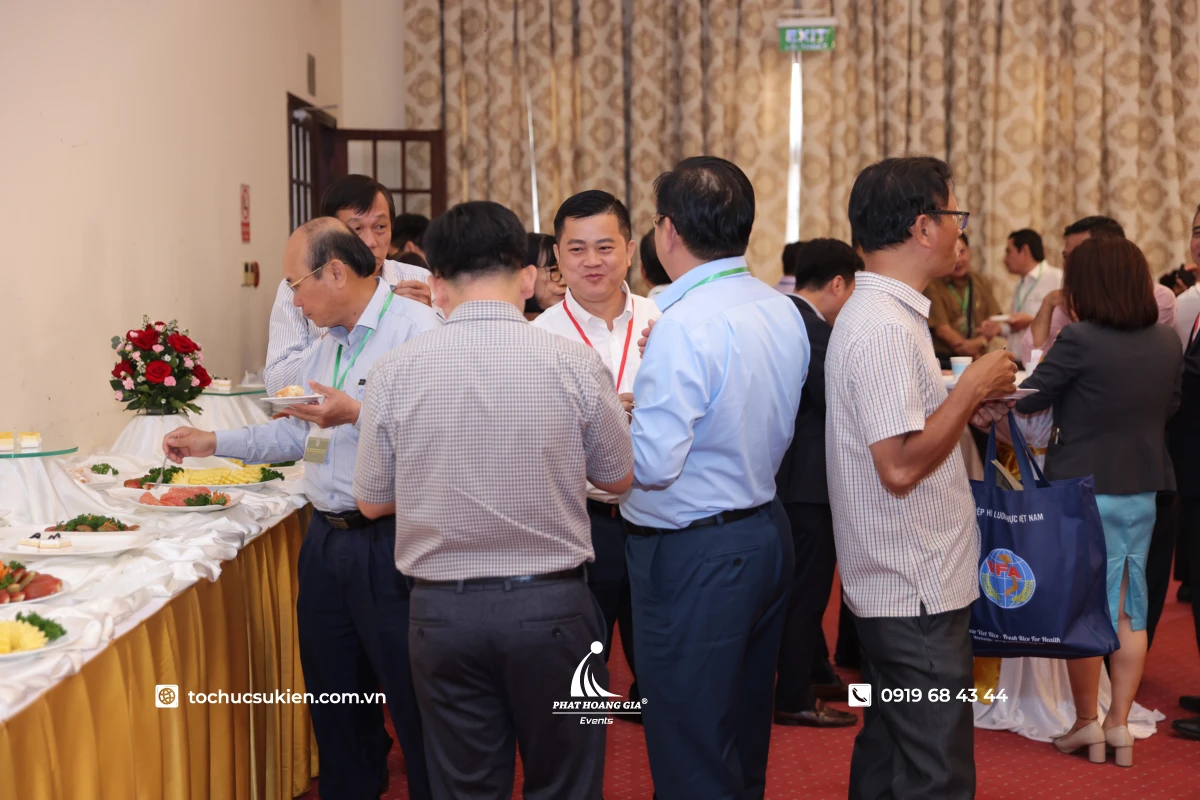 Đại biểu đứng trò chuyện và thưởng thức bánh ngọt cafe giữa giờ giải lao hội nghị