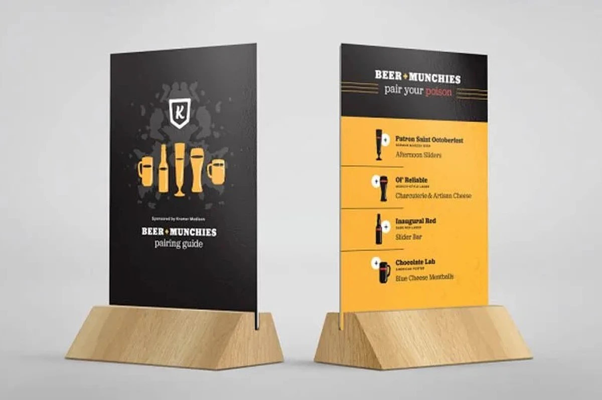 Standee chân gỗ dạng kẹp với phần đế chắc chắn dùng để trưng bày bảng thông tin sự kiện