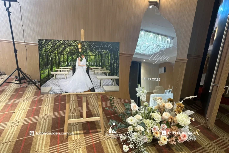 Standee chân gỗ: hướng dẫn chọn đúng kiểu dáng sự kiện