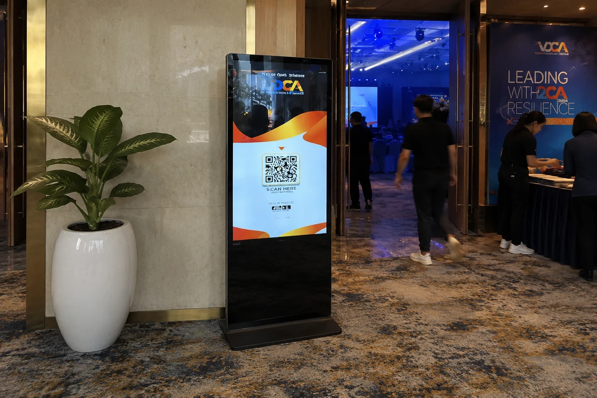 Standee đứng hiển thị thông tin chương trình được bố trí bên ngoài sảnh hội nghị để hỗ trợ khách mời theo dõi sự kiện