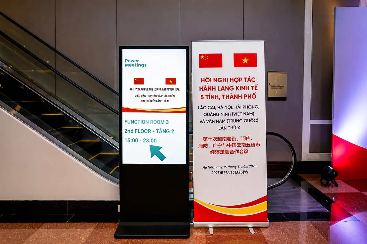 Standee điện tử được bố trí ngay chân cầu thang nhằm hướng dẫn khách mời di chuyển đến khu vực tổ chức sự kiện
