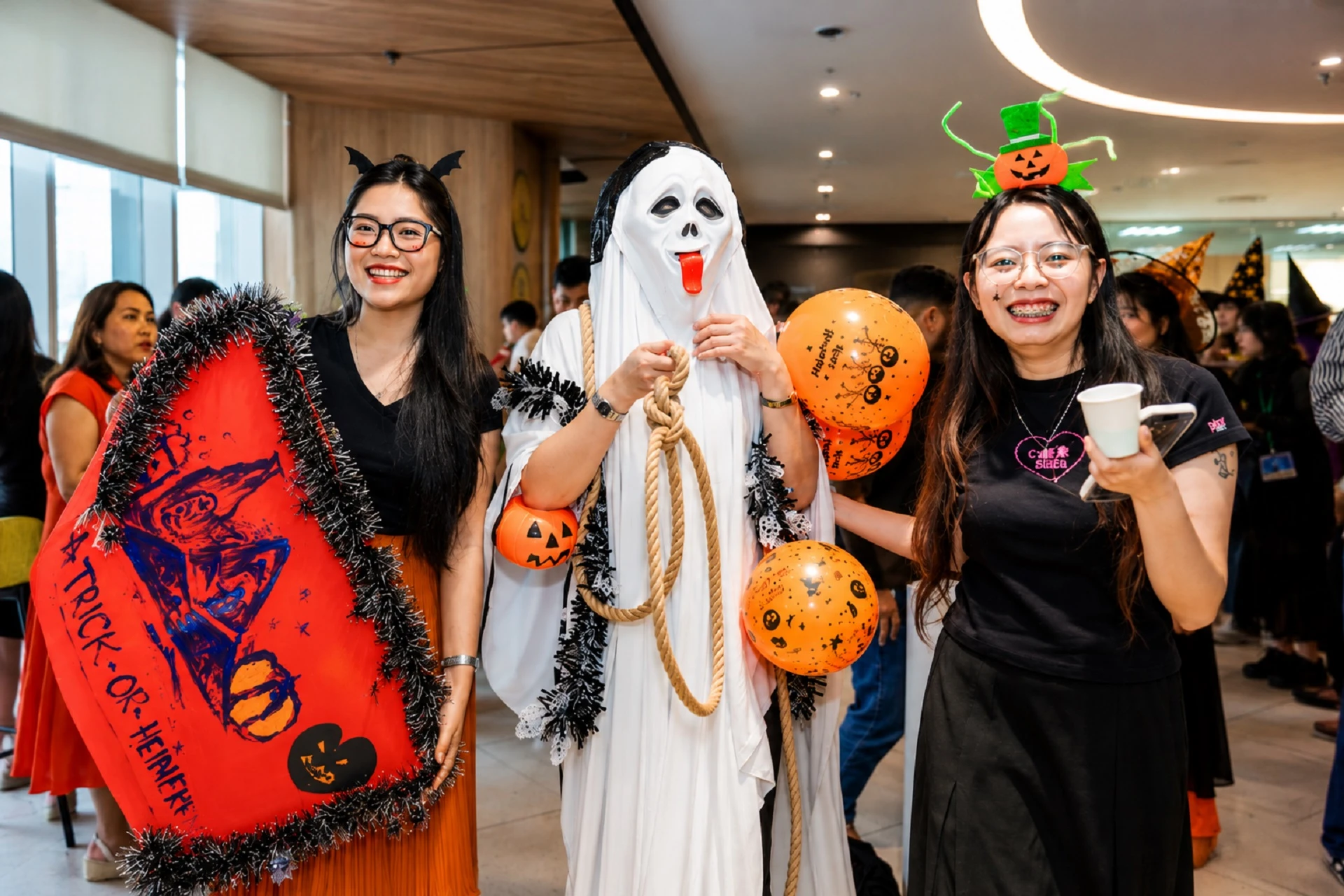 Nhân viên tham gia phần thi hóa trang trong sự kiện Halloween doanh nghiệp với nhiều trang phục sáng tạo