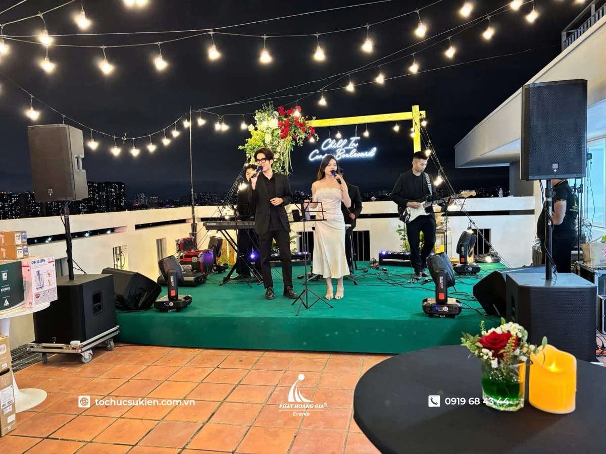 Không gian âm nhạc rooftop ngoài trời dưới ánh đèn lung linh tại đêm tiệc sân thượng