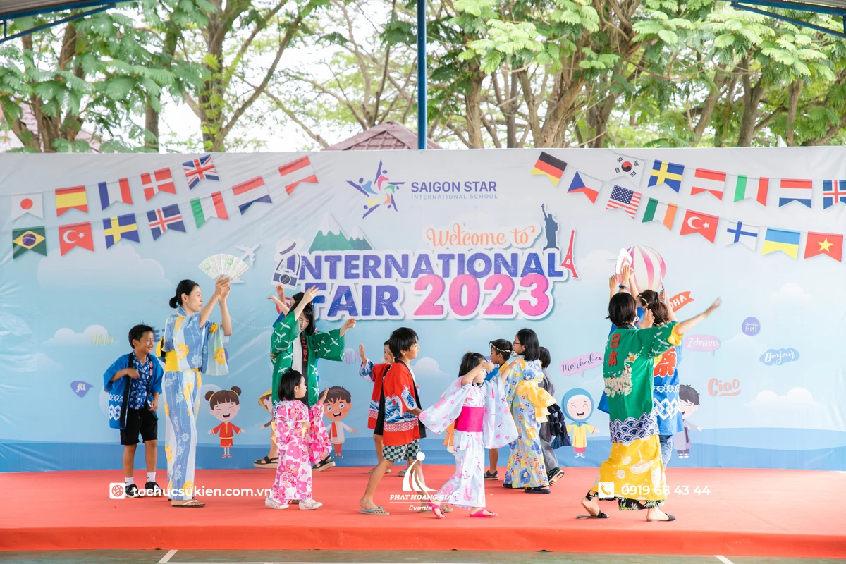 Sự kiện giao lưu văn hóa Nhật Bản với các em nhỏ tham gia biểu diễn nhảy múa sôi động trên sân khấu đầy màu sắc